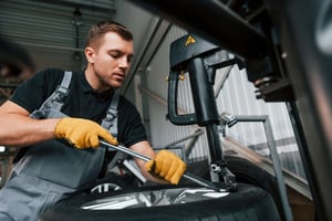 employee-at-work-man-in-uniform-is-in-the-auto-se-2022-02-03-19-19-51-utc